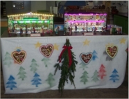 Kleiner weihnachtlicher Kirmesplatz.