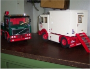 Die beiden Zugmaschinen auf einem separaten Parkplatz.